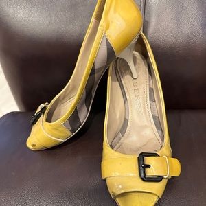 Burberry peep toe kitty heel shoes size 38 mustard color made in Italy